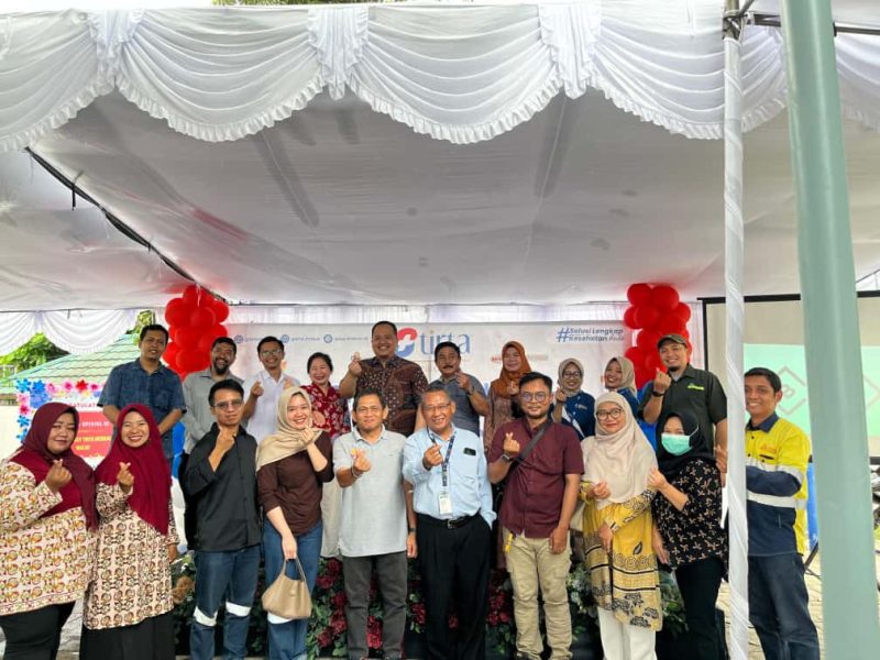 Momen kebersamaan jajaran TMC, mitra, dan tamu undangan dalam Grand Opening Tirta Medical Centre Maluk. (Foto: Istimewa)