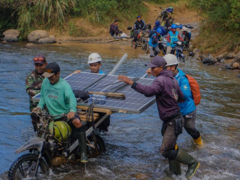 pekerja mengangkut panel surya menyeberangi sungai,
Upaya PLN menghadirkan listrik hingga pelosok negeri distribusi panel surya ke wilayah terpencil. (Foto: Dok. PLN)