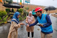 Pegawai PLN membagikan brosur edukasi keselamatan ketenagalistrikan kepada masyarakat sebagai bagian dari sosialisasi budaya aman. (Dok. PLN)