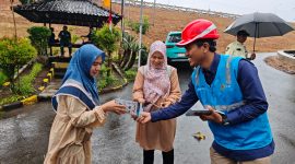 Pegawai PLN membagikan brosur edukasi keselamatan ketenagalistrikan kepada masyarakat sebagai bagian dari sosialisasi budaya aman. (Dok. PLN)