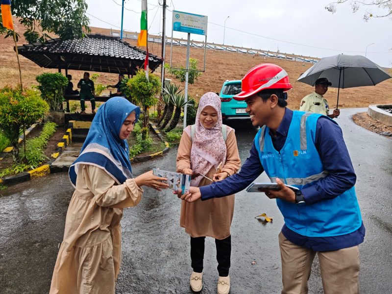 Pegawai PLN membagikan brosur edukasi keselamatan ketenagalistrikan kepada masyarakat sebagai bagian dari sosialisasi budaya aman. (Dok. PLN)