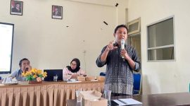 Suasana rapat evaluasi guru SMAN 1 Narmada, narasumber internal menyampaikan materi pendalaman strategi pembelajaran mendalam. (Foto: Istimewa)