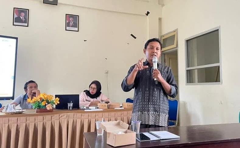 Suasana rapat evaluasi guru SMAN 1 Narmada, narasumber internal menyampaikan materi pendalaman strategi pembelajaran mendalam. (Foto: Istimewa)