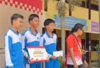 Siswa SMAN 1 Narmada menerima hadiah usai mengikuti rangkaian lomba dalam acara Good Day Schoolicious 2025. (Foto: Istimewa)