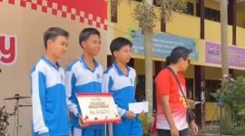 Siswa SMAN 1 Narmada menerima hadiah usai mengikuti rangkaian lomba dalam acara Good Day Schoolicious 2025. (Foto: Istimewa)