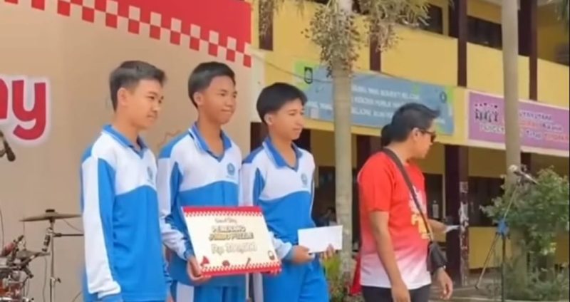 Siswa SMAN 1 Narmada menerima hadiah usai mengikuti rangkaian lomba dalam acara Good Day Schoolicious 2025. (Foto: Istimewa)
