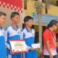 Siswa SMAN 1 Narmada menerima hadiah usai mengikuti rangkaian lomba dalam acara Good Day Schoolicious 2025. (Foto: Istimewa)
