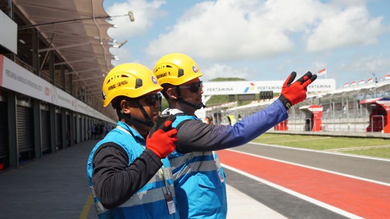 1. Petugas PLN melakukan final check kelistrikan di area paddock dan Main Pit Building Sirkuit Mandalika jelang MotoGP 2025. (Foto: Dok. PLN)