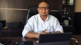 General Manager ASDP Lembar, Agus Joko Trianto, meninjau kesiapan armada kapal di Pelabuhan Lembar menjelang MotoGP Mandalika 2025. (Foto: Istimewa)
