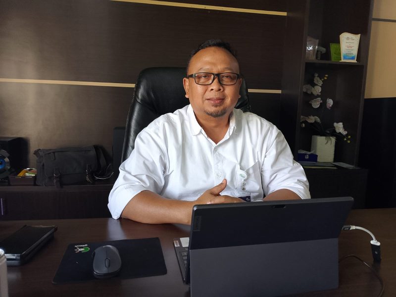 General Manager ASDP Lembar, Agus Joko Trianto, meninjau kesiapan armada kapal di Pelabuhan Lembar menjelang MotoGP Mandalika 2025. (Foto: Istimewa)