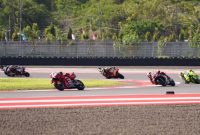 Aksi para pebalap di lintasan MotoGP Mandalika 2025 yang didukung suplai listrik andal dari PLN.(Foto: Dok. PLN)