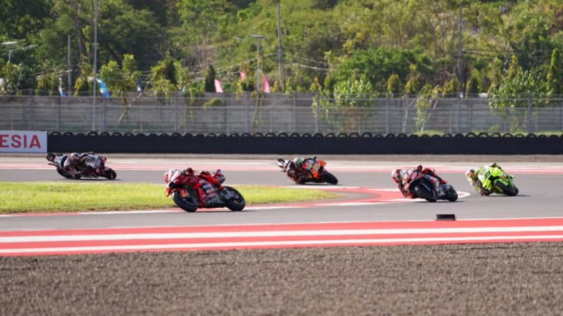 Aksi para pebalap di lintasan MotoGP Mandalika 2025 yang didukung suplai listrik andal dari PLN.(Foto: Dok. PLN)