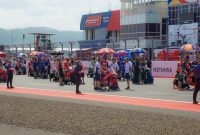 Suasana jelang start sprint race MotoGP Mandalika 2025 di Pertamina Mandalika International Circuit yang dipadati tim dan pembalap dari berbagai negara. (Foto: Dok. PLN)