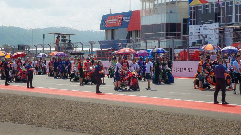 Suasana jelang start sprint race MotoGP Mandalika 2025 di Pertamina Mandalika International Circuit yang dipadati tim dan pembalap dari berbagai negara. (Foto: Dok. PLN)