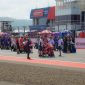 Suasana jelang start sprint race MotoGP Mandalika 2025 di Pertamina Mandalika International Circuit yang dipadati tim dan pembalap dari berbagai negara. (Foto: Dok. PLN)