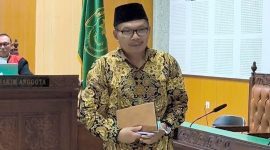Terdakwa Rosiady Husaeni Sayuti meninggalkan ruang sidang seusai mendengarkan tuntutan jaksa di Pengadilan Tipikor Mataram. (Foto: Istimewa)