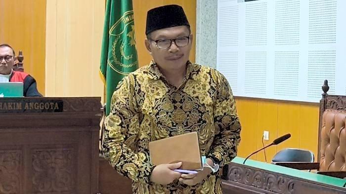 Terdakwa Rosiady Husaeni Sayuti meninggalkan ruang sidang seusai mendengarkan tuntutan jaksa di Pengadilan Tipikor Mataram. (Foto: Istimewa)