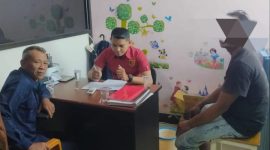 Petugas Unit PPA Polres Lombok Barat tengah melakukan pemeriksaan terhadap terduga pelaku kasus kekerasan seksual terhadap anak di bawah umur asal Desa Kuripan Induk. (Foto: Istimewa)