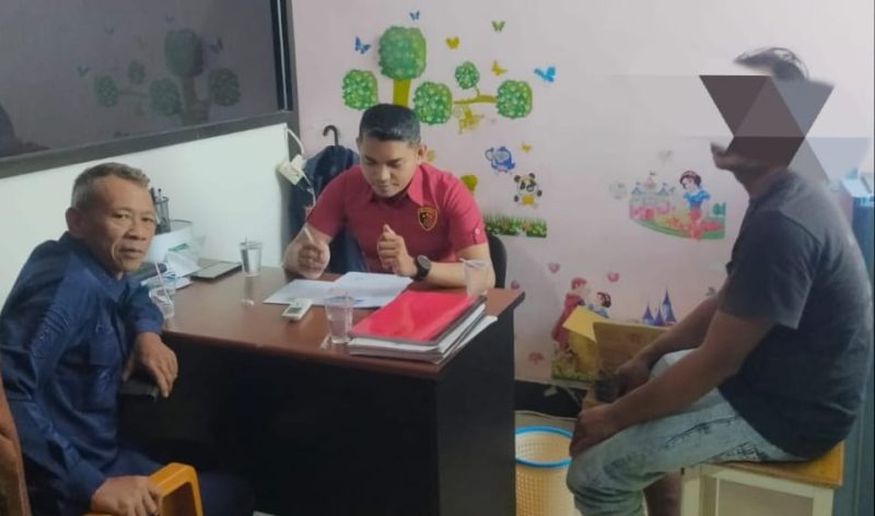 Petugas Unit PPA Polres Lombok Barat tengah melakukan pemeriksaan terhadap terduga pelaku kasus kekerasan seksual terhadap anak di bawah umur asal Desa Kuripan Induk. (Foto: Istimewa)