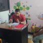 Petugas Unit PPA Polres Lombok Barat tengah melakukan pemeriksaan terhadap terduga pelaku kasus kekerasan seksual terhadap anak di bawah umur asal Desa Kuripan Induk. (Foto: Istimewa)