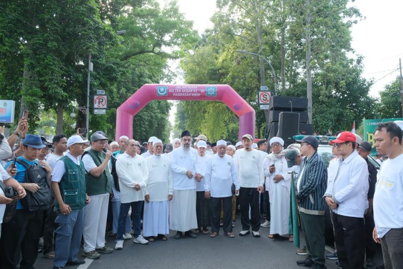 Ketua Umum PBNW Dr. TGKH. M. Zainuddin Atsani bersama jajaran pengurus dan jamaah melepas peserta Jalan Sehat dalam rangka Hultah Akbar ke-90 Madrasah NWDI di Kota Mataram, Sabtu (11/10/2025). (Foto: Istimewa)