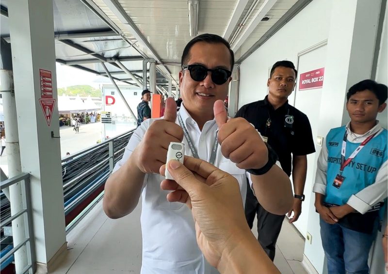 Gubernur NTB memberikan acungan jempol untuk PLN atas pasokan listrik yang stabil sepanjang perhelatan MotoGP Mandalika 2025. (Foto: Dok. PLN)
