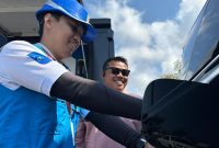 Petugas PLN memberikan penjelasan cara pengisian kendaraan listrik kepada pengguna di kawasan Sirkuit Mandalika. (Foto: Dok. PLN)