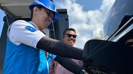 Petugas PLN memberikan penjelasan cara pengisian kendaraan listrik kepada pengguna di kawasan Sirkuit Mandalika. (Foto: Dok. PLN)