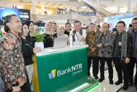 Plt. Direktur Utama Bank NTB Syariah, Zainal Abidin Wahyu Nugroho, berfoto bersama tim usai mencatat capaian transaksi miliaran rupiah di acara “Syafif Goes to Mataram” di Lombok Epicentrum Mall. (Foto: Istimewa)