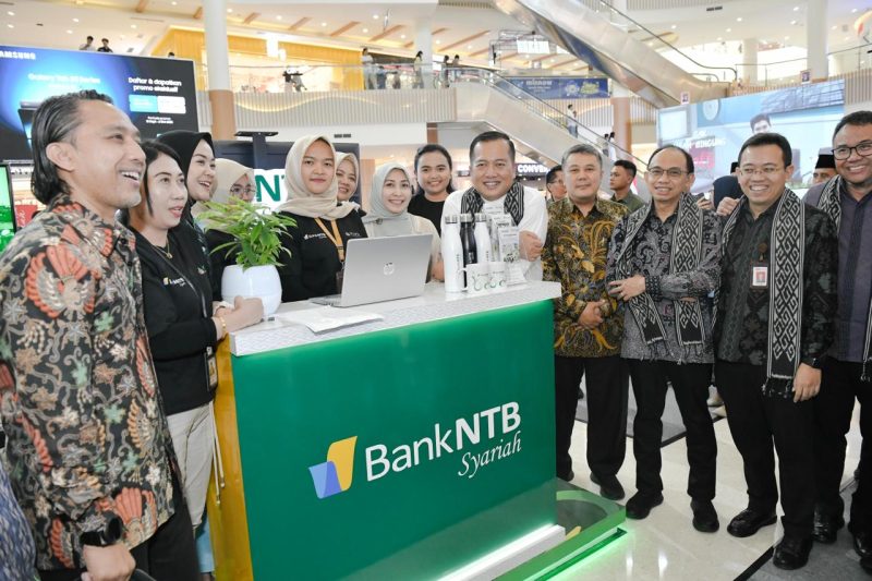 Plt. Direktur Utama Bank NTB Syariah, Zainal Abidin Wahyu Nugroho, berfoto bersama tim usai mencatat capaian transaksi miliaran rupiah di acara “Syafif Goes to Mataram” di Lombok Epicentrum Mall. (Foto: Istimewa)