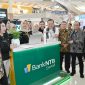 Plt. Direktur Utama Bank NTB Syariah, Zainal Abidin Wahyu Nugroho, berfoto bersama tim usai mencatat capaian transaksi miliaran rupiah di acara “Syafif Goes to Mataram” di Lombok Epicentrum Mall. (Foto: Istimewa)