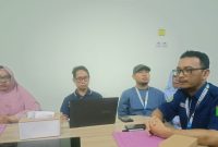 Direktur RSUD Lombok Utara, drg. Nova Budiharjo, memberikan keterangan pers terkait kasus meninggalnya bayi sesaat setelah dilahirkan di ruang konferensi RSUD Lombok Utara, Sabtu (11/10/2025).