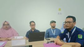 Direktur RSUD Lombok Utara, drg. Nova Budiharjo, memberikan keterangan pers terkait kasus meninggalnya bayi sesaat setelah dilahirkan di ruang konferensi RSUD Lombok Utara, Sabtu (11/10/2025). 