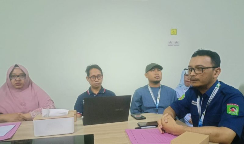 Direktur RSUD Lombok Utara, drg. Nova Budiharjo, memberikan keterangan pers terkait kasus meninggalnya bayi sesaat setelah dilahirkan di ruang konferensi RSUD Lombok Utara, Sabtu (11/10/2025).