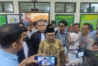 Tim penasihat hukum dan Prof. Rosiady Husaeni Sayuti memberikan keterangan pers usai sidang putusan di Pengadilan Tipikor Mataram. (Foto: Istimewa)