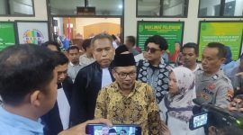 Tim penasihat hukum dan Prof. Rosiady Husaeni Sayuti memberikan keterangan pers usai sidang putusan di Pengadilan Tipikor Mataram. (Foto: Istimewa)