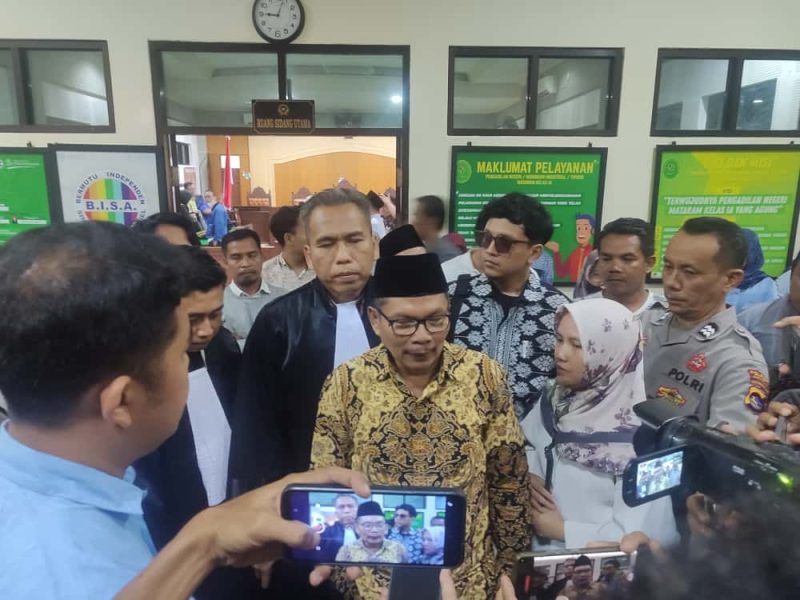 Tim penasihat hukum dan Prof. Rosiady Husaeni Sayuti memberikan keterangan pers usai sidang putusan di Pengadilan Tipikor Mataram. (Foto: Istimewa)