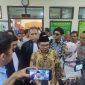 Tim penasihat hukum dan Prof. Rosiady Husaeni Sayuti memberikan keterangan pers usai sidang putusan di Pengadilan Tipikor Mataram. (Foto: Istimewa)