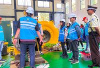 Pemeriksaan operasional PLTMH Santong untuk memastikan pembangkit berjalan optimal dan ramah lingkungan. (Foto: Dok. PLN)