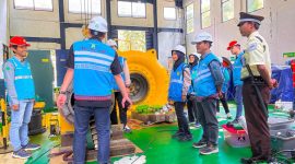 Pemeriksaan operasional PLTMH Santong untuk memastikan pembangkit berjalan optimal dan ramah lingkungan. (Foto: Dok. PLN)