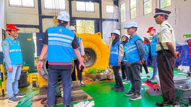 Pemeriksaan operasional PLTMH Santong untuk memastikan pembangkit berjalan optimal dan ramah lingkungan. (Foto: Dok. PLN)