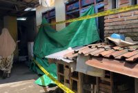 Lokasi kejadian tragis di Kuripan ditutup terpal hijau dan dipasangi police line untuk proses penyelidikan pihak kepolisian. (Foto: Istimewa)
