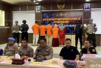 Wakapolres Lombok Barat Kompol Kadek Metria memberikan keterangan pers terkait penetapan lima tersangka kasus dugaan pembunuhan Brigadir Esco Faska Rely, termasuk istri korban sendiri. (Foto: Istimewa)