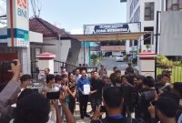 Mahasiswa BEM Nusantara NTB menggelar aksi demonstrasi di depan Kejati NTB, menuntut penetapan tersangka dalam kasus dugaan dana siluman Pokir DPRD NTB tahun 2025. (Foto: Istimewa)