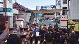 Mahasiswa BEM Nusantara NTB menggelar aksi demonstrasi di depan Kejati NTB, menuntut penetapan tersangka dalam kasus dugaan dana siluman Pokir DPRD NTB tahun 2025. (Foto: Istimewa)