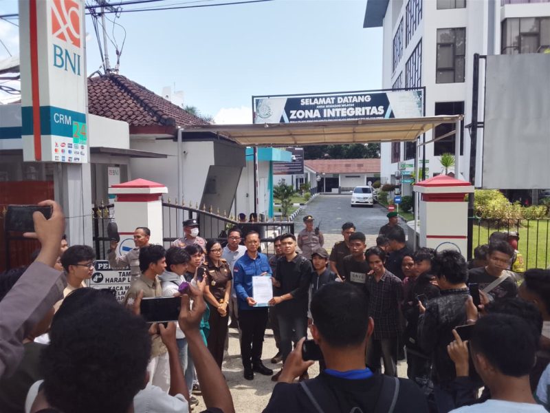 Mahasiswa BEM Nusantara NTB menggelar aksi demonstrasi di depan Kejati NTB, menuntut penetapan tersangka dalam kasus dugaan dana siluman Pokir DPRD NTB tahun 2025. (Foto: Istimewa)