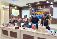 Wakapolres Lombok Barat, Kompol I Kadek Metria, memberikan keterangan pers terkait penetapan Briptu RS sebagai tersangka kasus pembunuhan Brigadir Esco, Kamis (16/10/2025). (Foto: Istimewa)