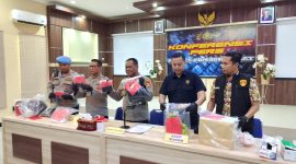 Wakapolres Lombok Barat, Kompol I Kadek Metria, memberikan keterangan pers terkait penetapan Briptu RS sebagai tersangka kasus pembunuhan Brigadir Esco, Kamis (16/10/2025). (Foto: Istimewa)