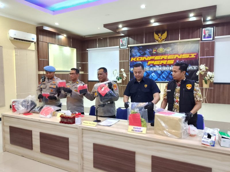 Wakapolres Lombok Barat, Kompol I Kadek Metria, memberikan keterangan pers terkait penetapan Briptu RS sebagai tersangka kasus pembunuhan Brigadir Esco, Kamis (16/10/2025). (Foto: Istimewa)