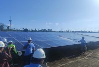 General Manager PLN UIW NTB, Sri Heny Purwanti, memberikan penjelasan kepada awak media saat kunjungan ke PLTS Sengkol, Kamis (16/10/2025). (Foto: Dok. PLN)